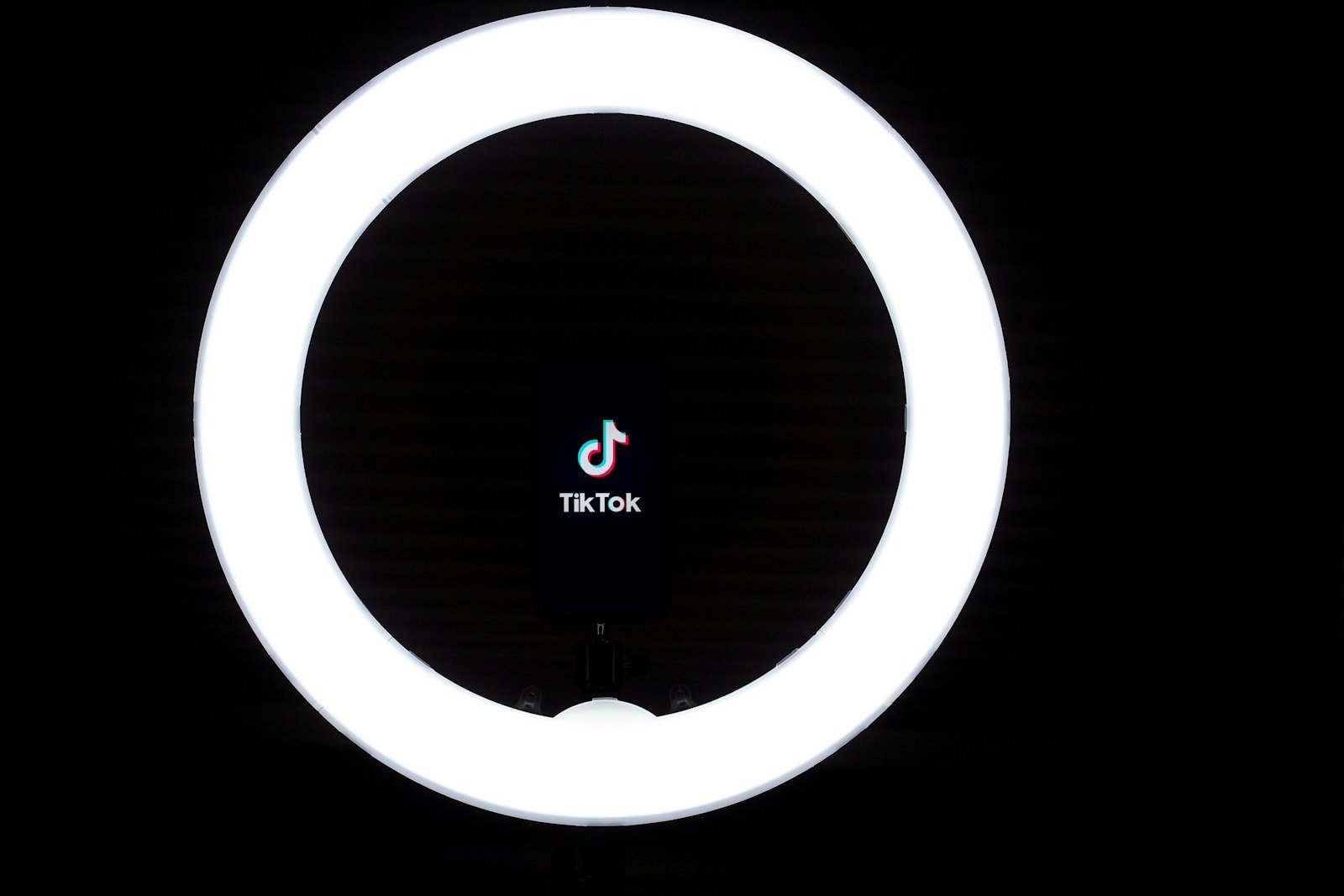 Criadora gravando com smartphone e ring light